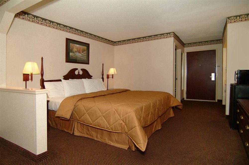 Quality Inn & Suites Pine Bluff Bagian luar foto