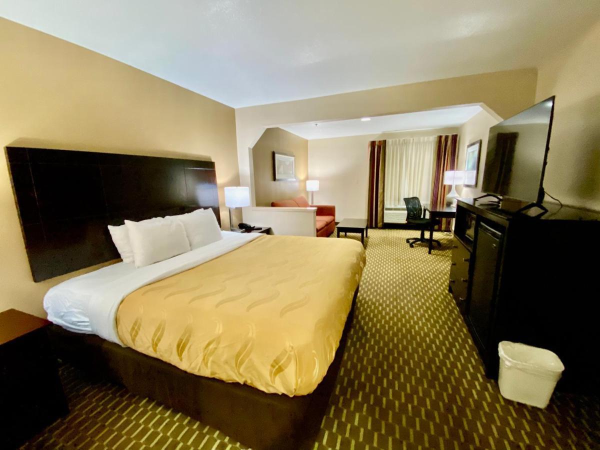 Quality Inn & Suites Pine Bluff Bagian luar foto