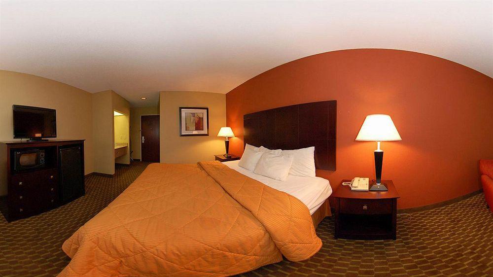 Quality Inn & Suites Pine Bluff Bagian luar foto