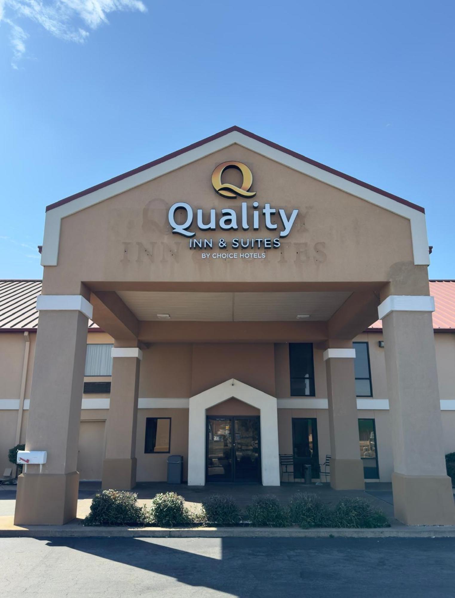 Quality Inn & Suites Pine Bluff Bagian luar foto
