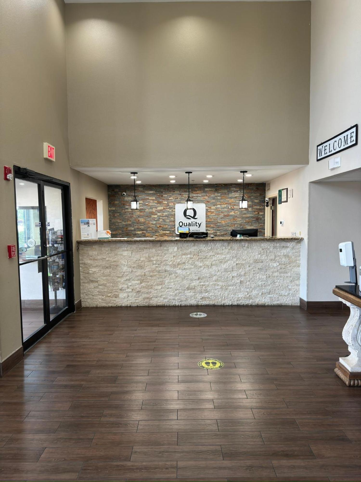 Quality Inn & Suites Pine Bluff Bagian luar foto