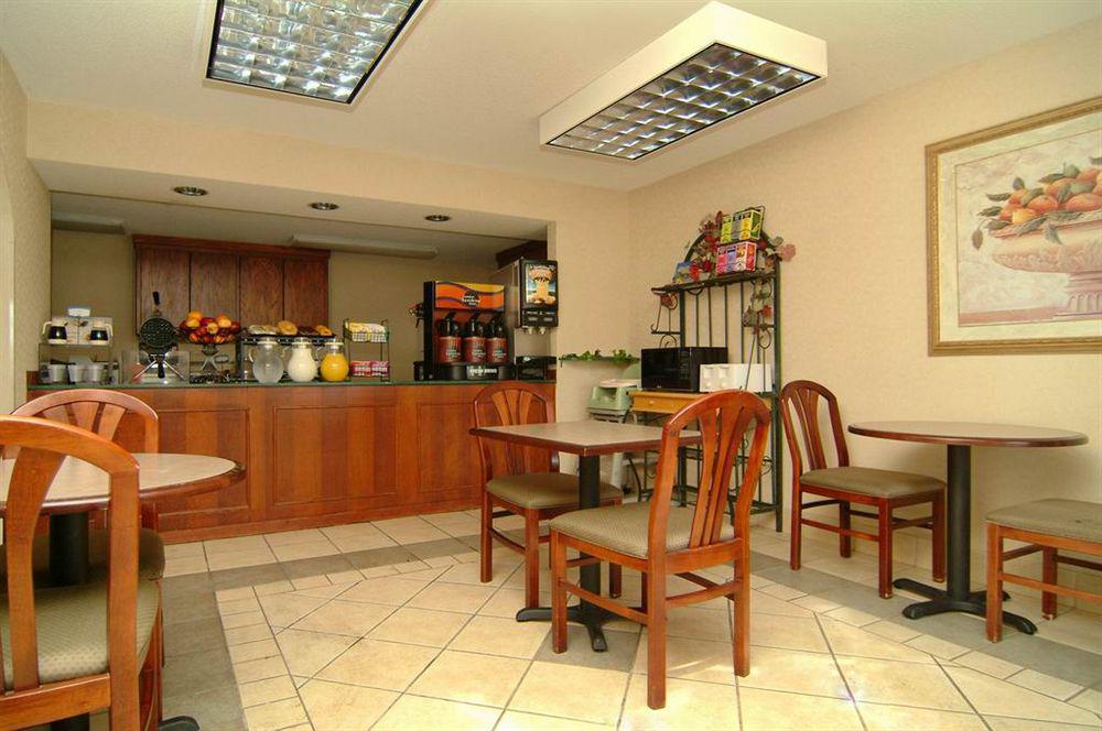 Quality Inn & Suites Pine Bluff Restoran foto